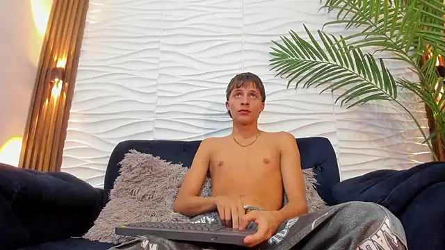 pavo_tv (M twink) - Brightens up my living room