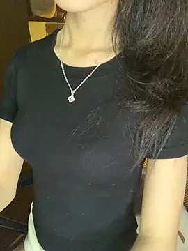Nhinhi18 live cam on StripChat