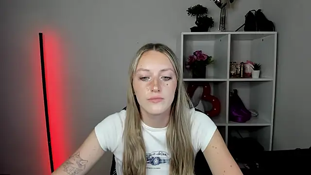 EvelynBlond webcam