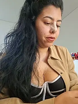 Luianna live cam on StripChat