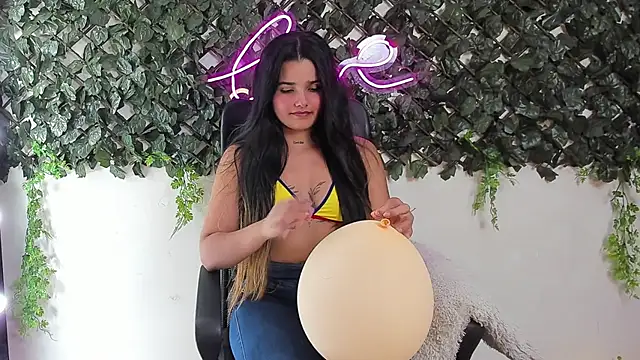 DestinyHills live cam on StripChat