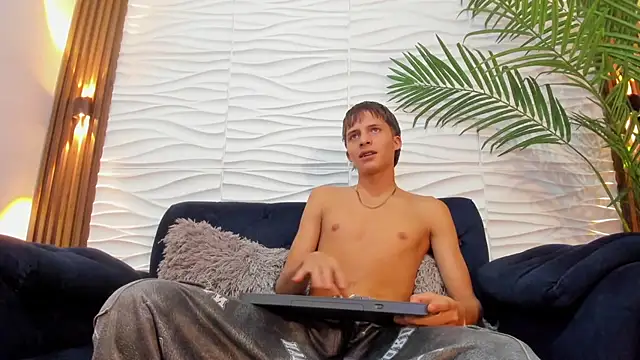 pavo_tv (M twink) - Brightens up my living room