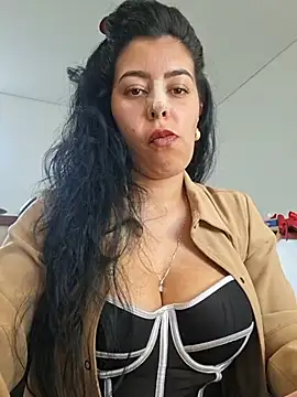 Luianna live cam on StripChat