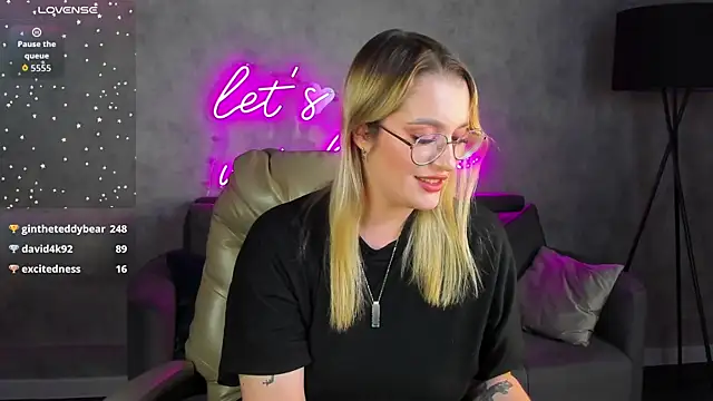 Viickie_Nelsson live cam on StripChat