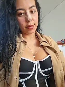 Luianna live cam on StripChat