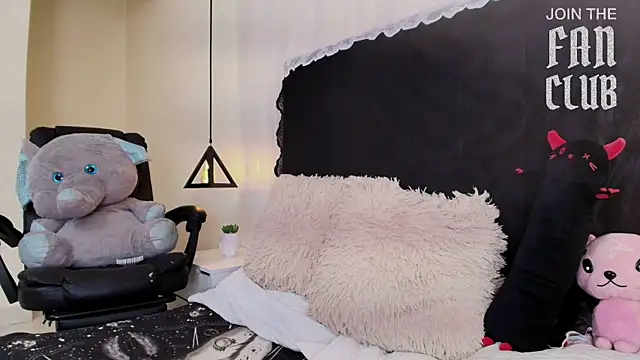 IvyBelle_ live cam on StripChat