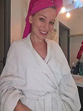 xlisaxx (Ask my age) - on va sous la douche !