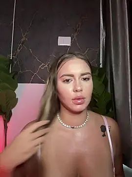 SelenaLuxxx live cam on StripChat