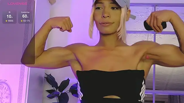 SarahRaynex live cam on StripChat