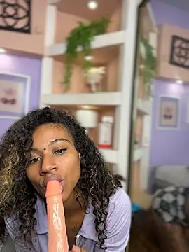 MoniSaenz live cam on StripChat
