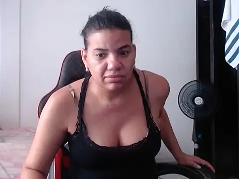 Adriana_0312 live cam on StripChat