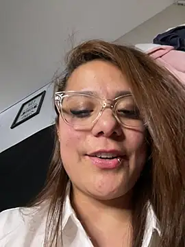 Pretty__Milf live cam on StripChat