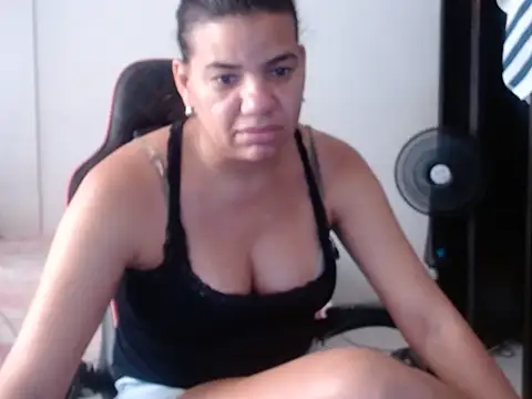 Adriana_0312 live cam on StripChat