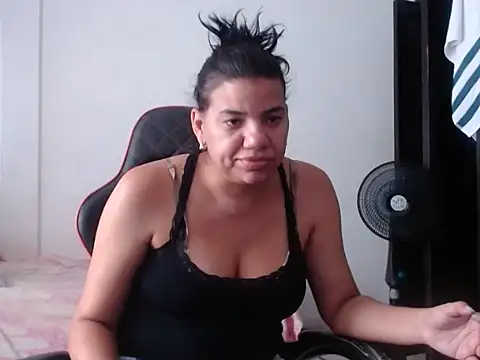 Adriana_0312 live cam on StripChat