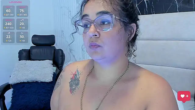 Reginavegaa live cam on StripChat