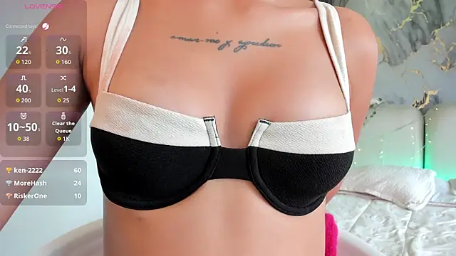 CarolineFyre live cam on StripChat