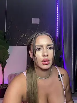 SelenaLuxxx live cam on StripChat