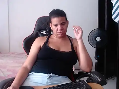 Adriana_0312 live cam on StripChat