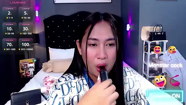 HOTTESTCANDYTS live cam on StripChat