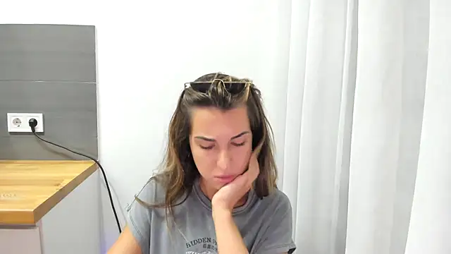summmmersky1 live cam on StripChat