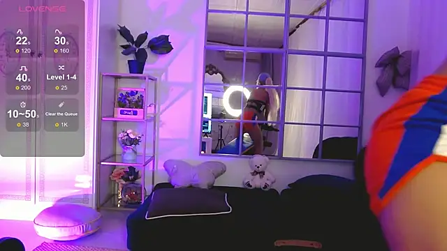 SarahRaynex live cam on StripChat