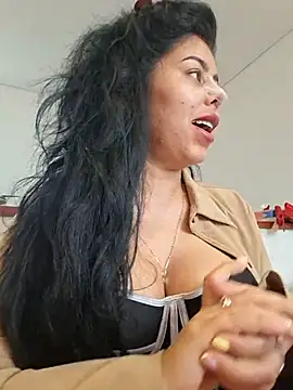 Luianna live cam on StripChat