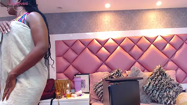 Thegreatonelady live cam on StripChat