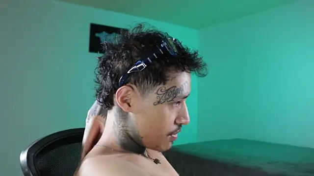 trieone live cam on StripChat