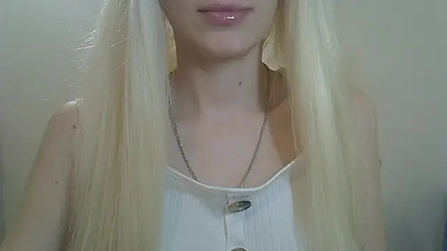 ViraVrema live cam on StripChat