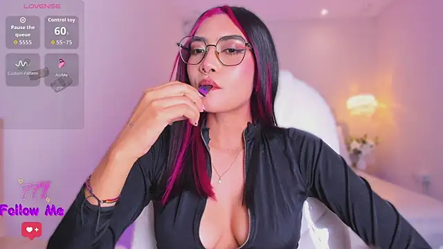AzuraKindong live cam on StripChat