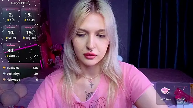BlondieSummer live cam on StripChat