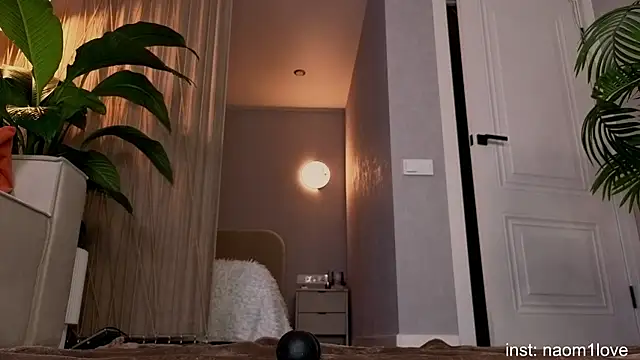 naomi_girly (F young) - dildo ride show