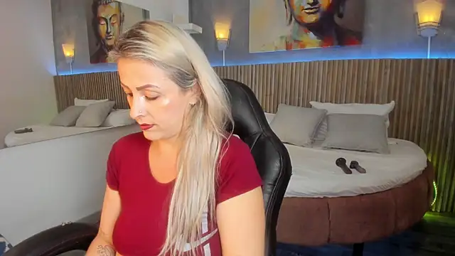 emma_fox84 live cam on StripChat