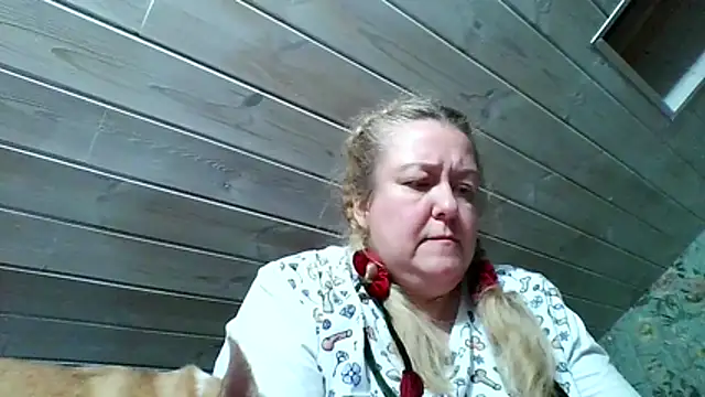 HappyCurvyMama webcam