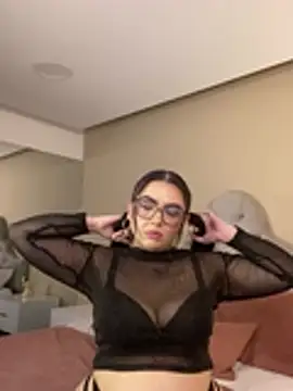 AlmaraRouge live cam on StripChat