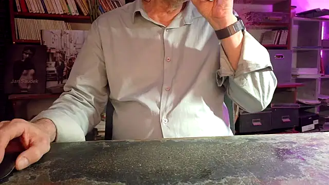 חדר צ'אט בשידור חי של yvanbonar