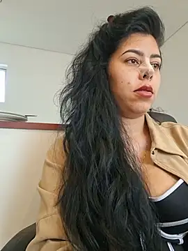 Luianna live cam on StripChat