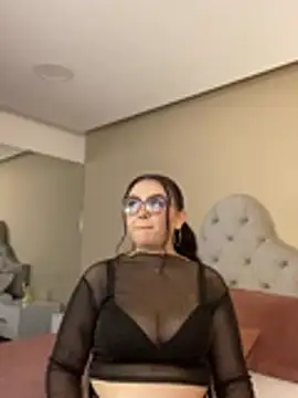AlmaraRouge live cam on StripChat