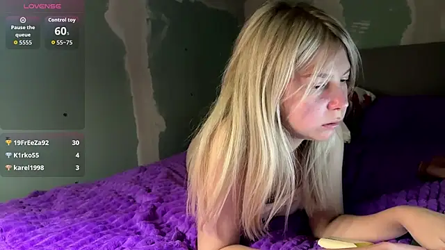 Skinny_girl_ live cam on StripChat