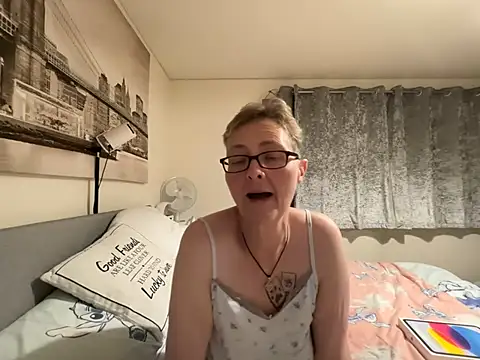 Curvy-Jinx live cam on StripChat