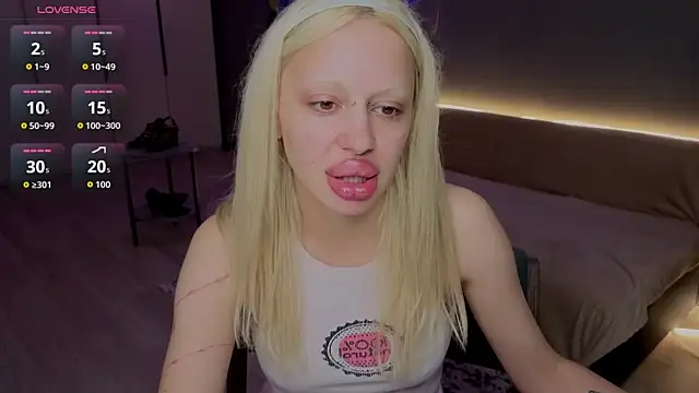 Luna_Beverly live cam on StripChat