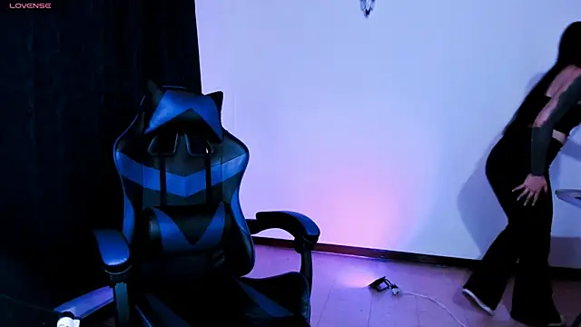 emilydolll666 live cam on StripChat