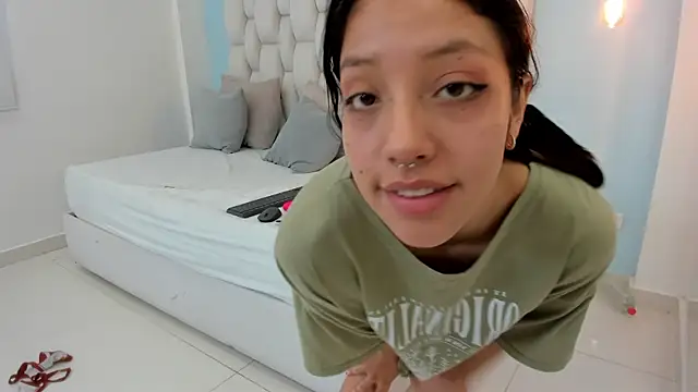vayra_moon live cam on StripChat