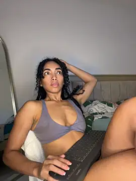 nicoleebony1 live cam on StripChat