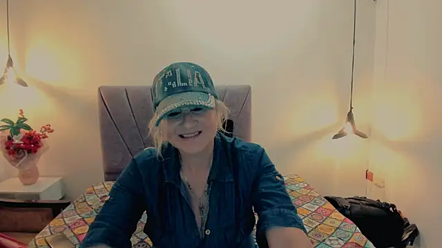 ScarletHoot_ live cam on StripChat
