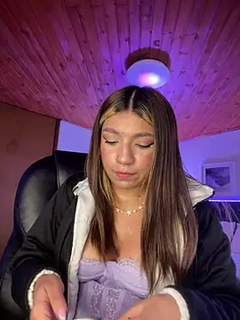 Isabella18_pink live cam on StripChat
