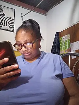YELLOW_BONE live cam on StripChat