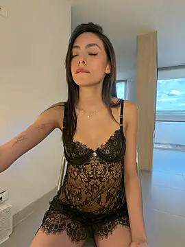 ZaraLuuv live cam on StripChat