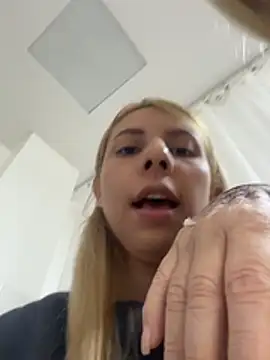 DollMagguie live cam on StripChat