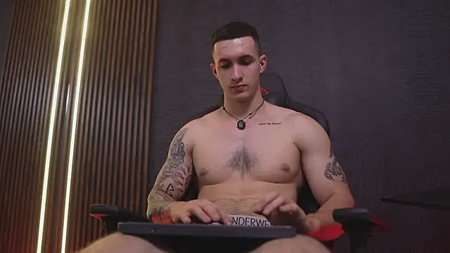 JacksonOlsenn live cam on StripChat